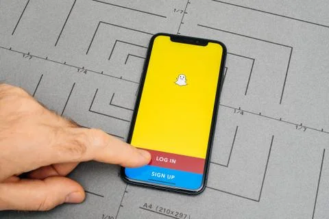 Hand iPhone smartphone using Snapchat Foto stock