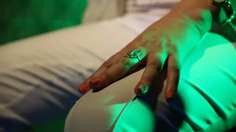 Hand On Knee Видео 8837453