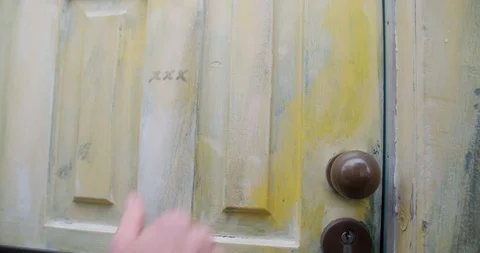 Hand knocking on old looking door Video stock 127519109