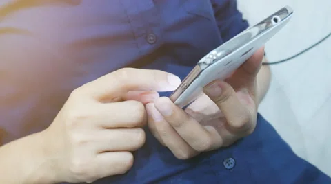 Hand of lady to using smart phone Stockbeeldmateriaal 65241728