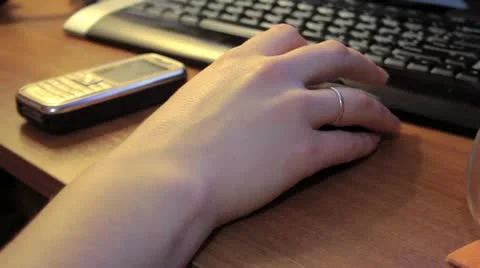 Hand leads the mouse on the table Stock Footage 14808660