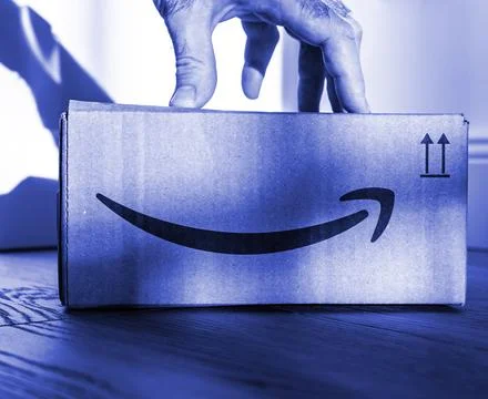 Hand Lifting Amazon Delivery Package Foto stock