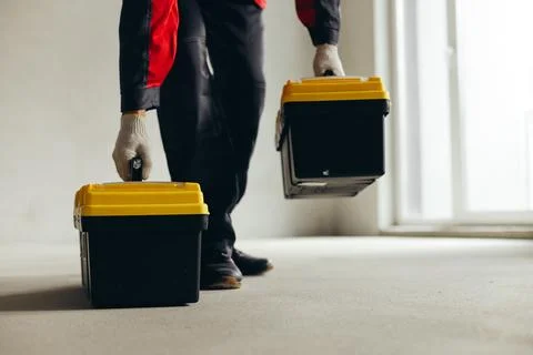 Hand Lifting Tool Case By Handle Above Concrete Floor. 库存照片