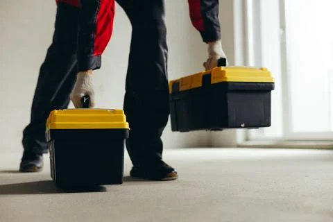 Hand Lifting Tool Case By Handle Above Concrete Floor. Foto stock
