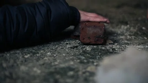 The hand lifts the brick Stockbeeldmateriaal 48676610