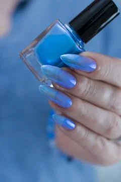 Hand with long nails and bright blue manicure Stockfoto's
