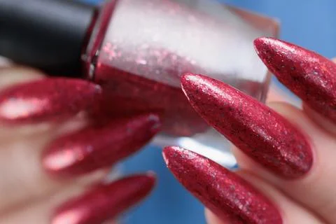 Hand with long nails and a bright red manicure Foto stock