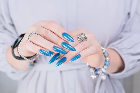 Hand with long nails and bright blue manicure Foto stock