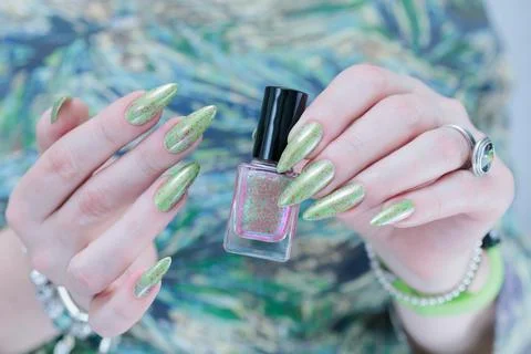 Hand with long nails and light green manicure Foto stock