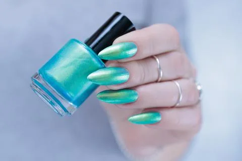 Hand with long nails and light green and blue turquoise manicure Foto stock