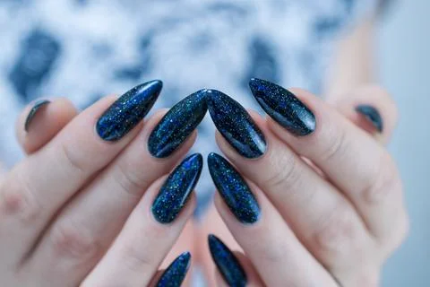 Hand with long nails black and dark blue manicure Foto stock