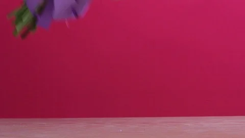 Hand of a loving man placing a note next to a bouquet Vídeos de archivo 124663629