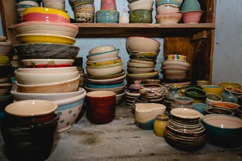 Hand made ceramic tableware, Collection of colorful clay pottery ceramics. Foto stock