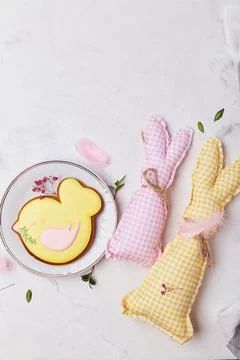 Hand made easter rabbit with yellow chicken cookie made of cotton and wool on Foto stock