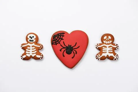 The hand-made eatable gingerbread heart with spider and sceletons Stock Photos