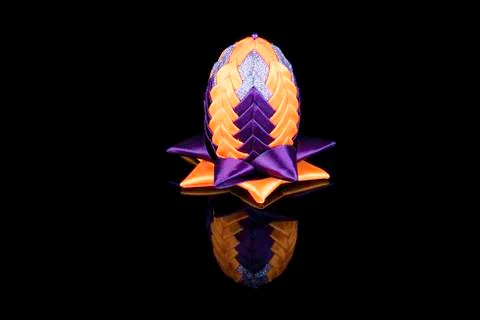 Hand Made of yellow-purple Easter egg kanzashi Foto stock