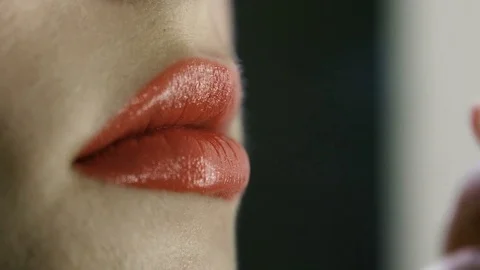 Hand of make-up master, painting lips of young beautiful model. Makeup in 스톡 동영상 82084609