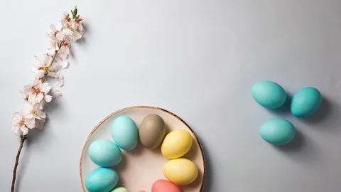 Hand makes easter text from craft paper letters on easter table. Stock-Footage 126246468