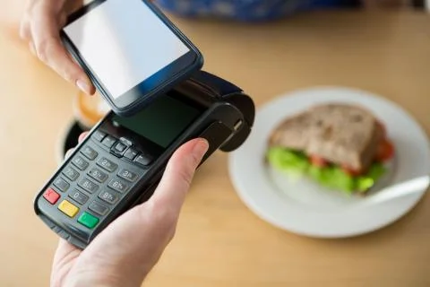 Hand making a payment through NFC technology Foto stock