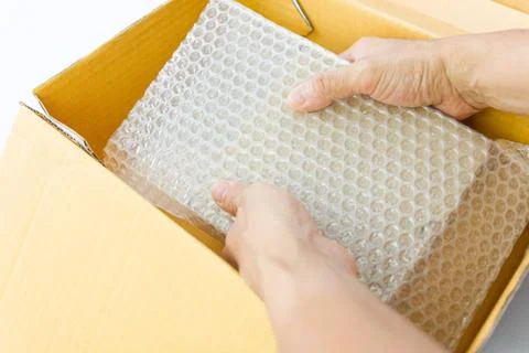 Hand of man hold bubble wrap, for protection parcel product cracked or insura 库存照片