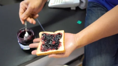Hand of the man holding the sliced bread Video stock 102878666