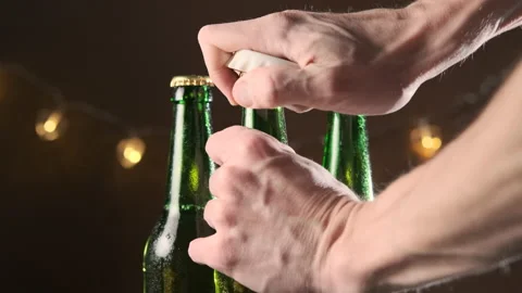 Hand of Man Opening Fresh Bottle of Beer Vídeo Stock 166935162