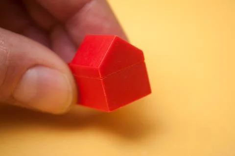 Hand of man playing with plastic bricks construction Foto stock