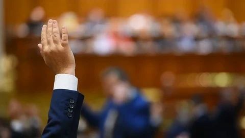 Hand of a man raised in the air during a voting procedure Vídeos de archivo 84415991