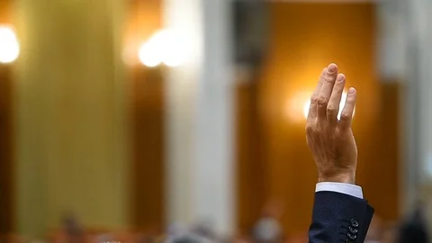 Hand of a man raised in the air during a voting procedure Vídeos de archivo 84416051