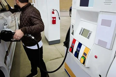 Hand of a man refueling a car Foto stock