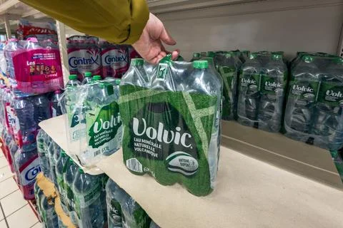 Hand of man taking six pack of bottled still water in Super U store Stock-Fotos