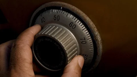 The hand of a man who is spinning the code to the old safe Vidéo 118287963