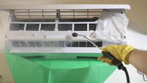 Hand of a man worker from the cleaning service cleans the air conditioner Video stock 259852135