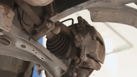The hand of the master unscrews the screw to replace the part. Video stock 159053917