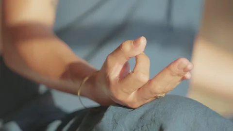 Hand in meditative mudra Vídeos de archivo 329965254