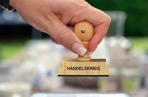 Hand mit Stempel, Frauenhand, Aufschrift: Handelskrieg, Embargo, Wirtschaf... Stock Photos
