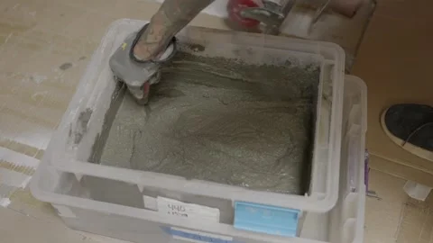 Hand mixes mortar Stockbeeldmateriaal 339750467