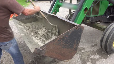 Hand Mixing Concrete 库存影片 108806153