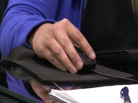 Hand on Mouse with Reflection in Table 스톡 동영상 81038563