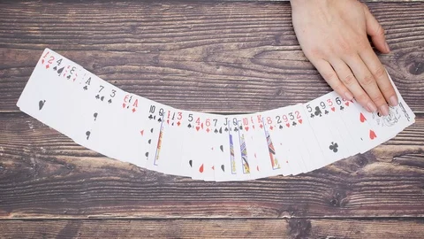 Hand move poker cards on the table - Stop motion Vidéo 106241670