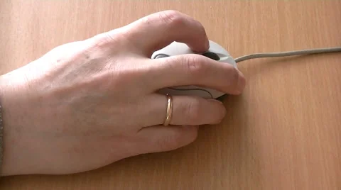 Hand moving computer mouse on the table 스톡 동영상 58853280