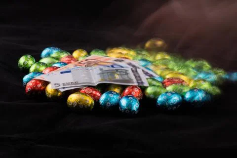 Hand moving Easter Egges with Euro Banknotes Stock-Fotos