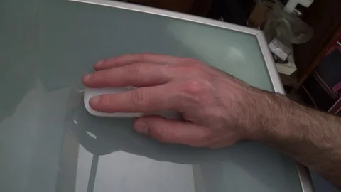 Hand moving the mouse on the pad. Video stock 72897272