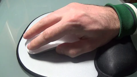 Hand moving the mouse on the pad. Video stock 72897292