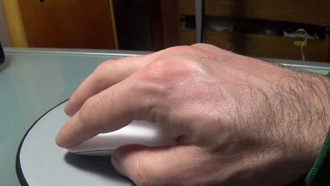 Hand moving the mouse on the pad. Video stock 72897310