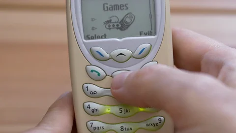 Hand is navigating through menu of an obsolete Nokia mobile phone 動画素材 112018432