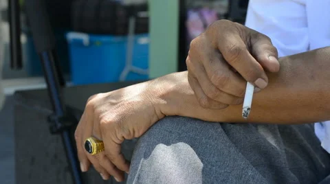 Hand of old man Smokes a cigarette Vídeos de archivo 62834908