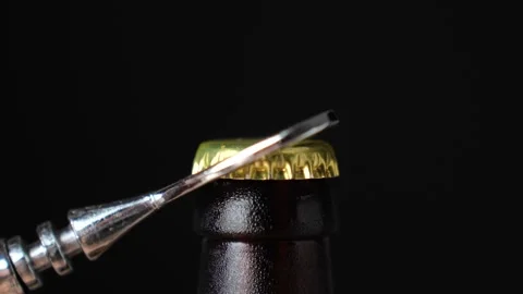 Hand open beer bottle with bottle opener, close-up Stock-Footage 251640428