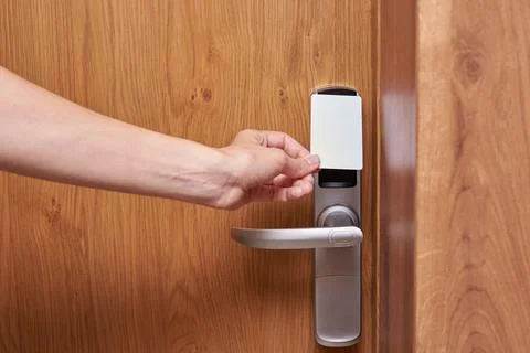 Hand open digital door lock with key card. Security alarm concept in hotel ro Foto stock