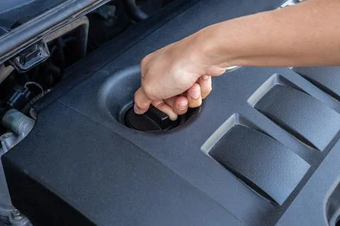 Hand open the engine oil to prepare for replacement, maintenance. Foto stock